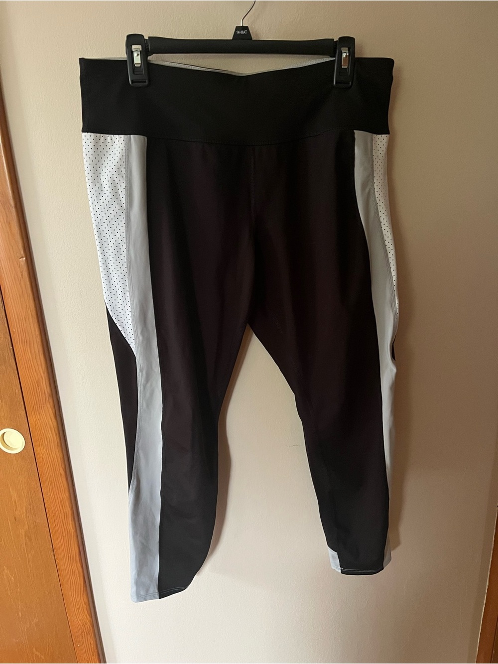 Black & White Athletic Capris - Women's Active Leggings